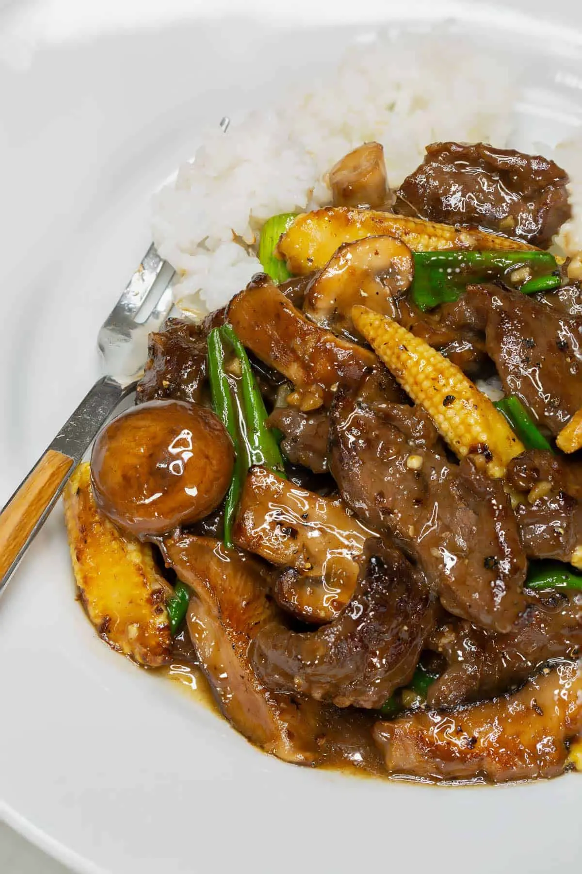 Salteado de ternera con champiñones y maíz tierno