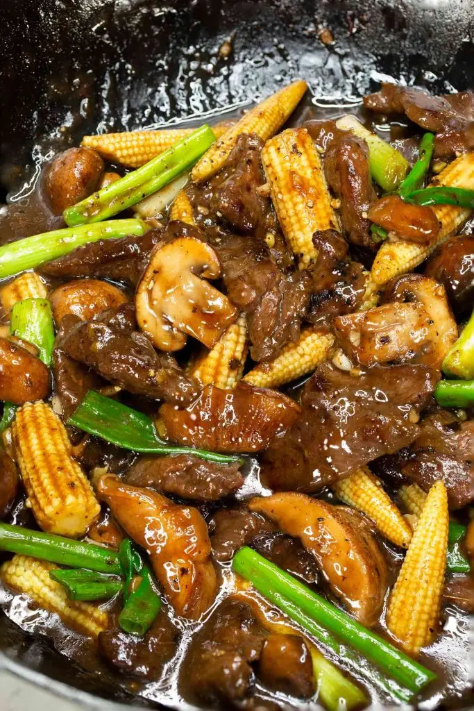 Salteado de ternera y setas en un wok