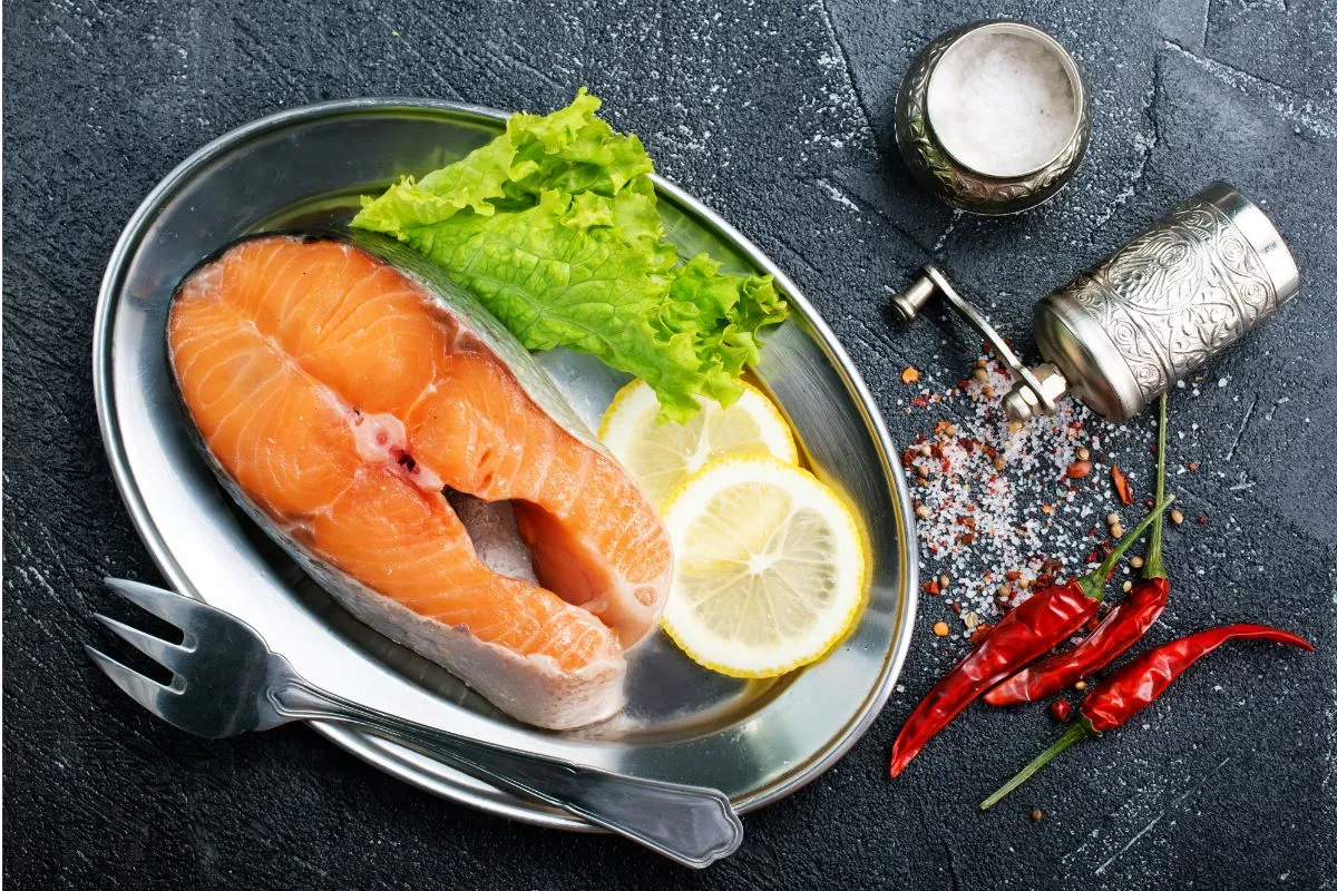 un trozo de salmon con limon