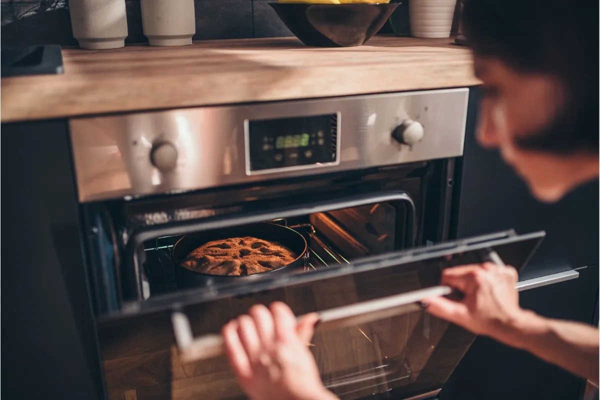 comprobando tarta de manzana en el horno